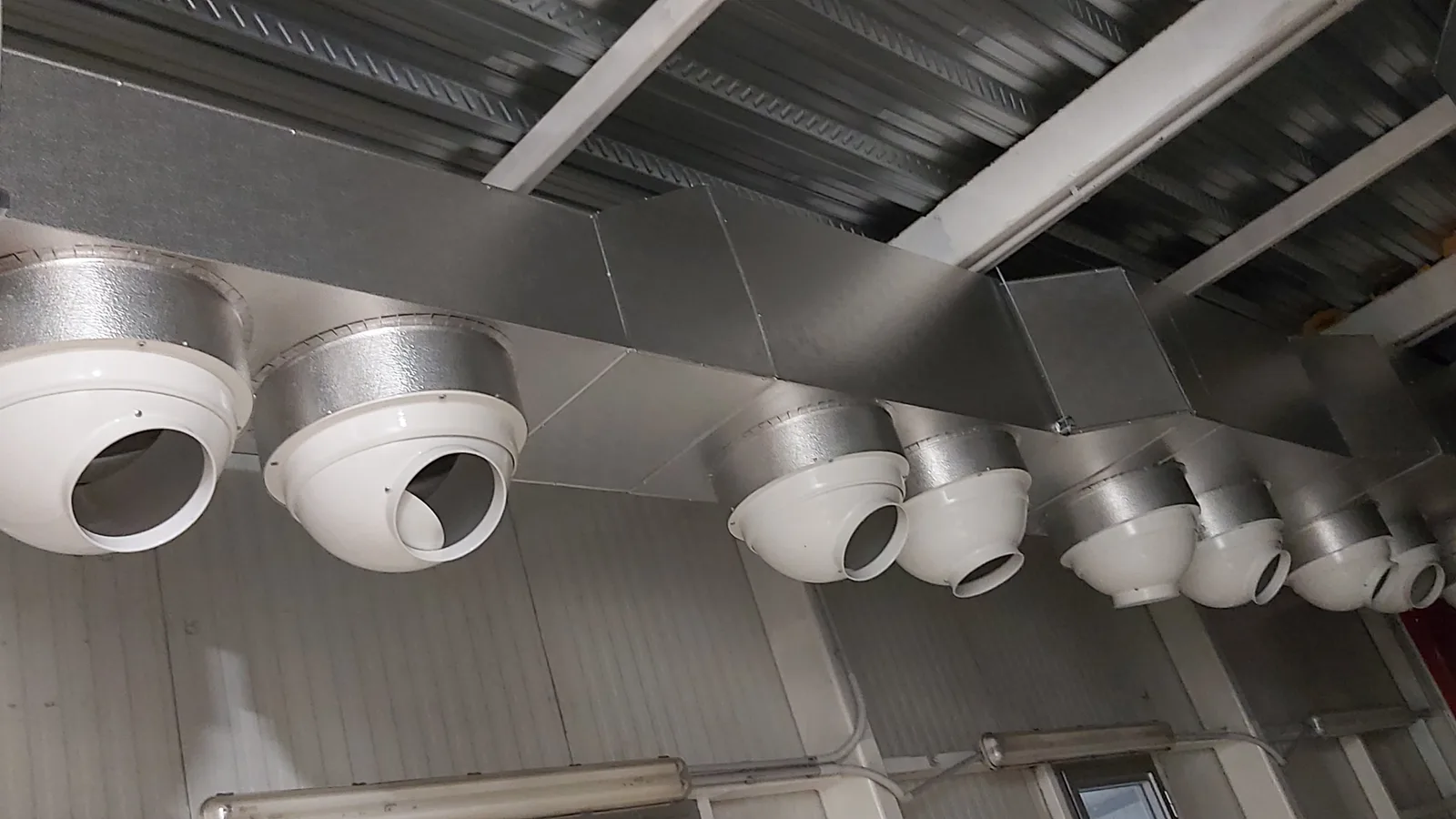 Ceiling ductwork with swirl diffusers