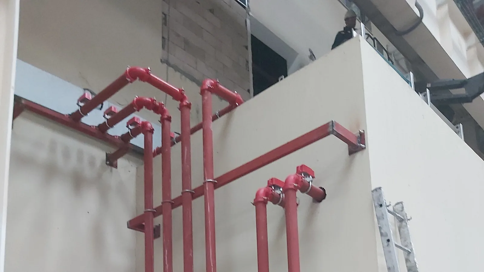 Fire main riser and valve set