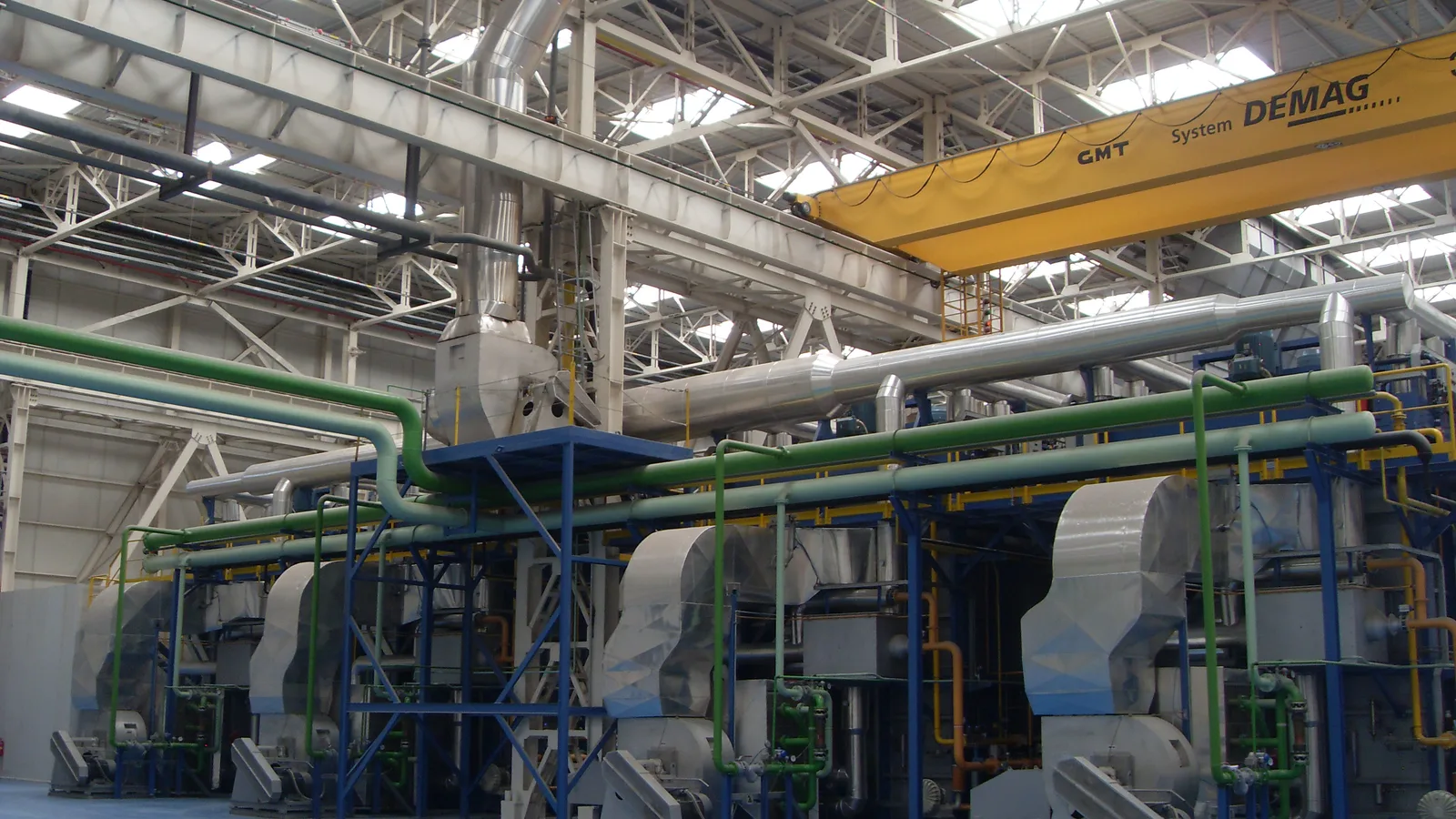 Foundry hall with overhead cranes and process lines